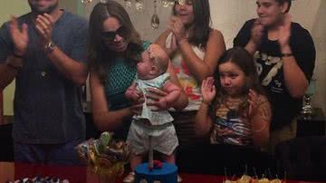 Imagem Solange Almeida e família comemoram cinco meses de Maria Esther