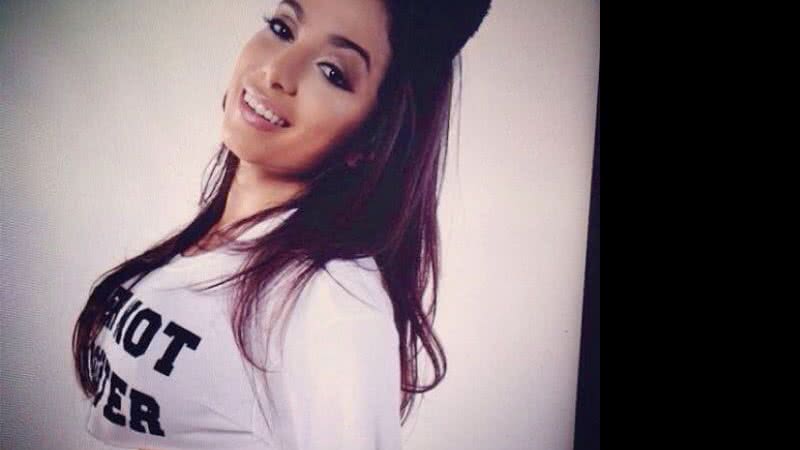 Imagem Anitta posa de camiseta curtinha e deixa tattoo à mostra