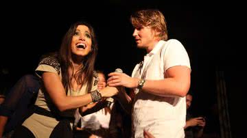 Imagem Fã pega Anitta no colo e fotógrafos clicam bumbum da moça