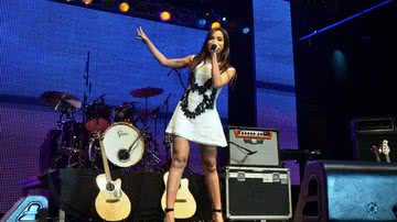 Imagem Anitta usa vestidinho e quase mostra demais em show no RS