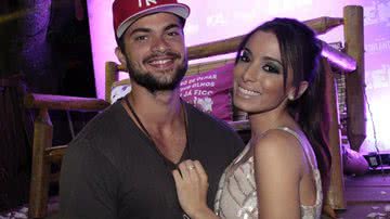 Imagem Em novo clipe, Anitta dá beijo de língua em ator