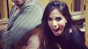 Imagem Fã tatua nome de Anitta na costela