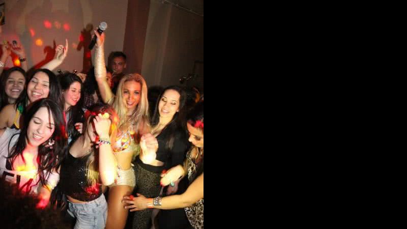 Imagem Valesca Popozuda chega de Ferrari para última apresentação na Bélgica