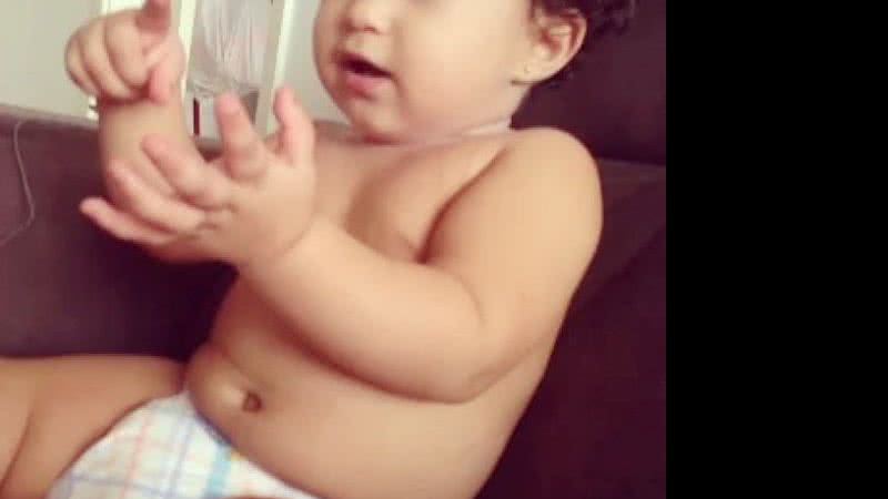 Imagem Perlla agradece pela vinda de Pérola e dá bitoca de batom 