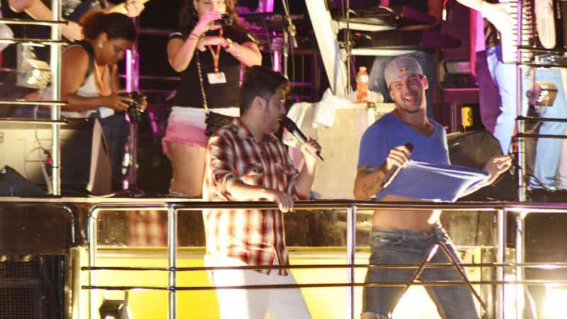 Imagem Em cima do trio, Ronaldinho Gaúcho curte festa na Bahia 