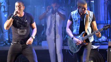 Imagem De presente para Salvador, Saulo e Léo Santana cantam em Cajazeiras