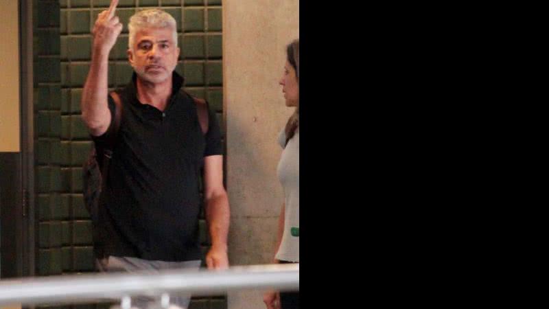 Imagem Mau humor: Lulu Santos dá dedo para fotógrafo em aeroporto