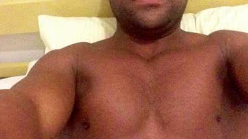Imagem Uau! Sem camisa, Pablo mostra aos fãs ônibus de luxo