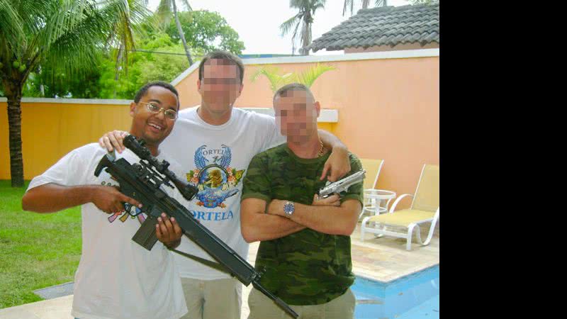 Imagem Amante das armas, Dudu Nobre posa com uma FAL 762 do Exército
