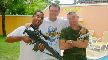 Imagem Amante das armas, Dudu Nobre posa com uma FAL 762 do Exército