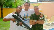 Imagem Amante das armas, Dudu Nobre posa com uma FAL 762 do Exército