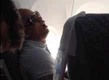 Imagem Léo Santana é flagrado roncando dentro de avião. Veja vídeo
