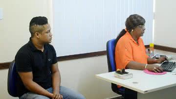 Imagem Vocalista da Patrulha do Samba acusado de agredir mulheres presta depoimento