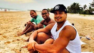 Imagem Xanddy e músicos do Harmonia levam filhos à praia