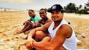 Imagem Xanddy e músicos do Harmonia levam filhos à praia