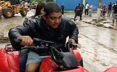 Imagem Chuva castiga Xerém e Zeca Pagodinho ajuda população