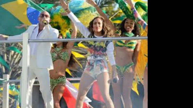 Imagem Pitibull posta foto de gravação do clipe da Copa e corta Claudia Leitte