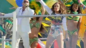 Imagem Pitibull posta foto de gravação do clipe da Copa e corta Claudia Leitte