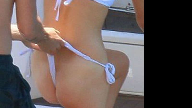 Imagem Vocalista da One Direction quase deixa namorada nua em brincadeira