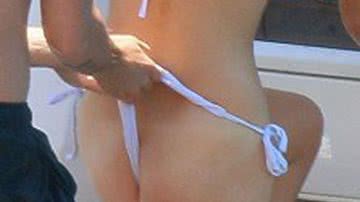 Imagem Vocalista da One Direction quase deixa namorada nua em brincadeira