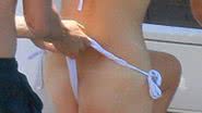 Imagem Vocalista da One Direction quase deixa namorada nua em brincadeira