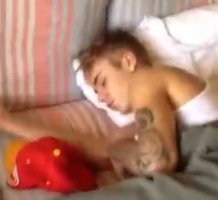 Imagem Fã brasileira aparece toda animadinha filmando Bieber dormindo