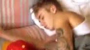 Imagem Fã brasileira aparece toda animadinha filmando Bieber dormindo