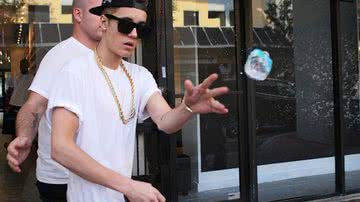 Imagem Revoltado: Justin Bieber atira garrafa de água em paparazzi