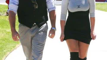 Imagem Britney Spears usa vestido curto e colado ao corpo para ir à igreja