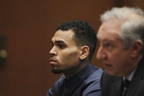 Imagem Chris Brown ficará preso até o dia 23 de abril. Saiba o motivo