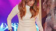Imagem Jennifer Lopez posa com calça suja