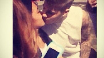 Imagem Fã pede beijo na bochecha e tasca selinho em Justin Bieber