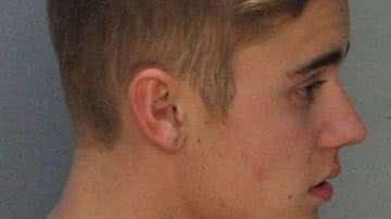 Imagem Justin Bieber sorri para foto de ficha na polícia. Veja vídeo