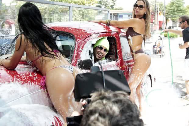 Imagem Latino se veste de drag queen e aparece cercado de mulheres em novo clipe