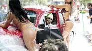Imagem Latino se veste de drag queen e aparece cercado de mulheres em novo clipe