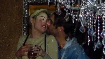 Imagem Miley Cyrus leva apalpada nos seios em festa