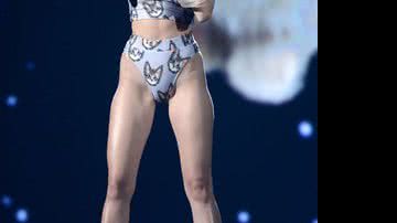 Imagem Ex-Hanna Montana usa look cavadíssimo em apresentação nos EUA