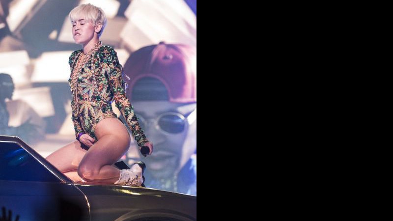 Imagem Miley Cyrus veste roupa com estampa de maconha e se toca no palco