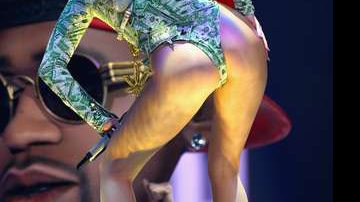 Imagem Miley Cyrus usa figurino todo enfiado e convida público para fumar maconha