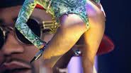 Imagem Miley Cyrus usa figurino todo enfiado e convida público para fumar maconha