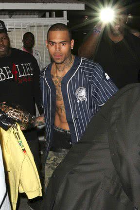 Imagem Rihanna evita flashes indiscretos em chegada na boate