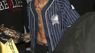 Imagem Rihanna evita flashes indiscretos em chegada na boate