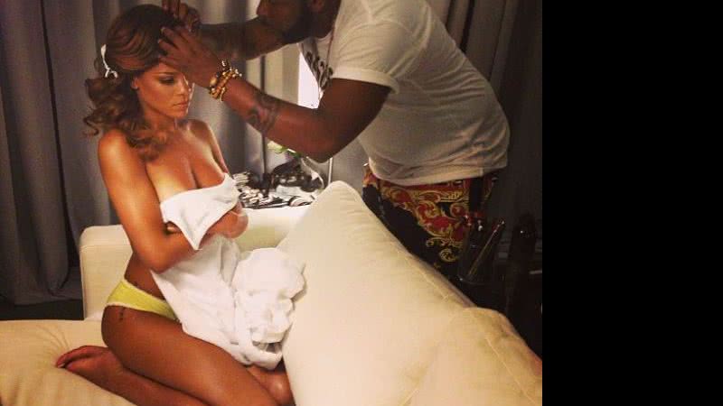 Imagem Rihanna usa roupão para tapar seios antes de apresentação