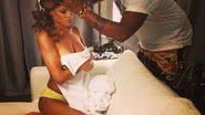 Imagem Rihanna usa roupão para tapar seios antes de apresentação