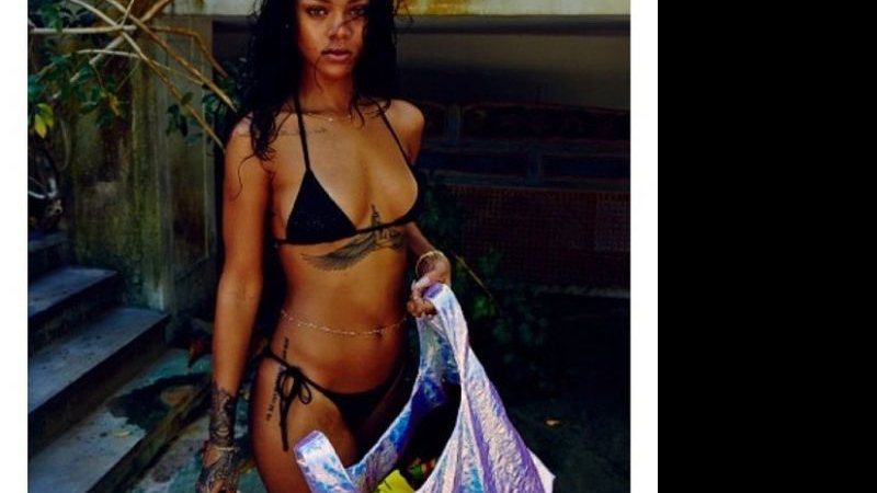 Imagem Rihanna posta foto exibindo tatuagens