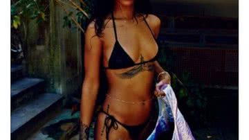 Imagem Rihanna posta foto exibindo tatuagens