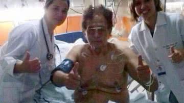 Imagem Reginaldo Rossi posa para foto internado na UTI