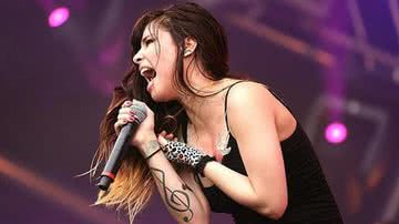 Imagem Pitty bota timbau no palco em encerramento do Rock Concha