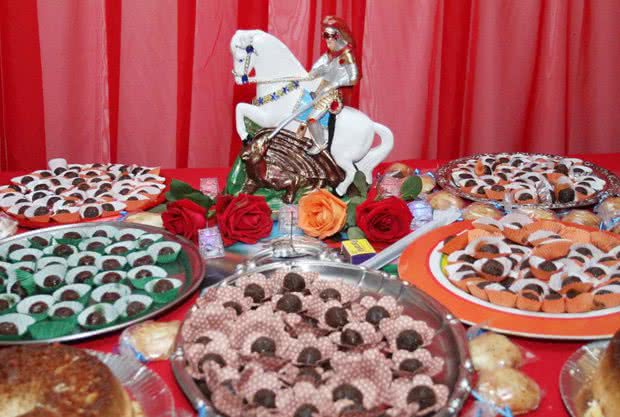 Imagem Alcione comemora aniversário e convidados atacam mesa de docinhos