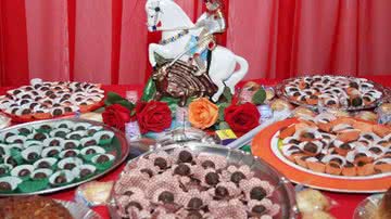 Imagem Alcione comemora aniversário e convidados atacam mesa de docinhos
